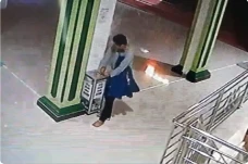 Berpura-pura hendak...