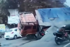 Dump Truk Timpa Pajero...