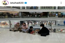 Potret Menlu Retno Marsudi...