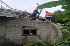Diterpa Hujan Angin,...