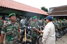 Menhan Prabowo Bagikan...
