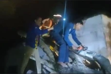 Pohon Tumbang Hancurkan...