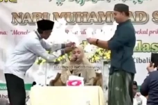 Gempar! Ustazah Disawer...