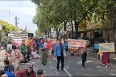 Tolak Relokasi Pasar,...