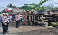 Dump Truk Hantam Sepeda...