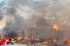 2 Rumah Makan Terbakar...