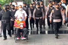 KPK Cegah Istri Lukas...