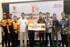 AEON Indonesia Salurkan...