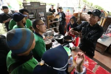 Relawan Ojol Latih Keterampilan...