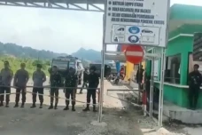 Bentrokan Pekerja Lokal...