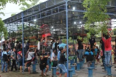 Ratusan Warga Ramaikan...