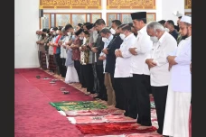Momen Jokowi Salat Jumat...