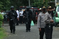Densus 88 Amankan Warga...