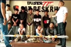 Garang Tikam dan Keroyok...