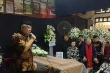 Sampaikan Salam Perpisahan,...