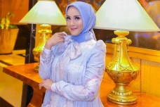 Profil Elma Theana yang...