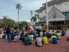 Ratusan Petani Geruduk...