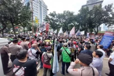 Bukan Pelat Kuning,...