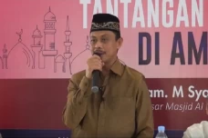 Membakar Kitab Suci...
