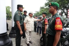 Menhan Prabowo Serahkan...
