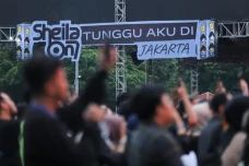 Band Cokelat Buka Konser...