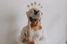 Kenakan Kebaya Merak...