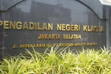 Gelapkan Dana Bantuan,...