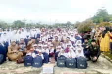 Bupati Pelalawan Menyerahkan...