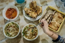 Cicipi Kuliner Soto...