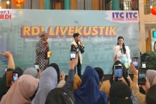 Berjalan Meriah, Suci,...