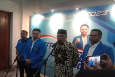 Enggan Ada Dualisme,...