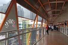 Warga Keluhkan Skywalk...