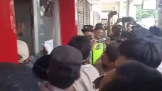 Ricuh, Massa Datangi...