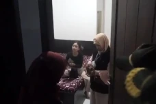 Asyik Lepas Baju dan...