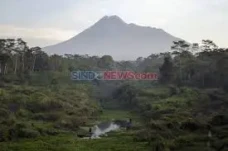 Puncak Merapi Muntahkan...