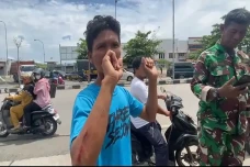 Brutal! Rombongan Bonek...