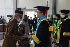 Haru, Orang Tua Gantikan...