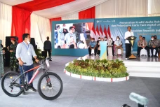 Beri Sepeda ke Penerima...