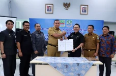 Pemkab Serahkan Tiga...