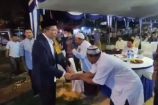Meriah! Ribuan Orang...