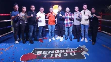 Unik, Chris John Buka...
