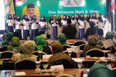 Gelar Doa Bersama, Ratusan...