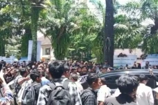 Demonstrasi Mahasiswa...