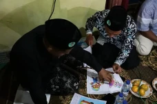Warga Desa Tumapel Gresik...