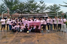 Puluhan Milenial Perempuan...