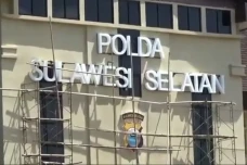 Diduga Ludahi dan Tendang...