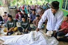Warga Desa Kepet Madiun...