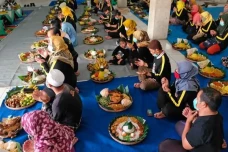 Tradisi Punggahan, Berdoa...