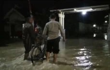 Sungai Lamong Meluap...