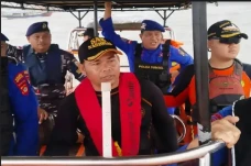Ambil Kasur di Atas...